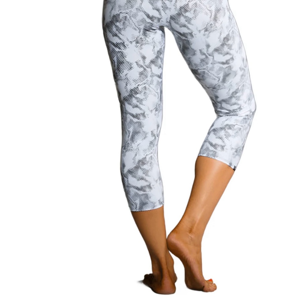 Athleta   women’s fitness leggings size M grey‎ geometric cropped stretch